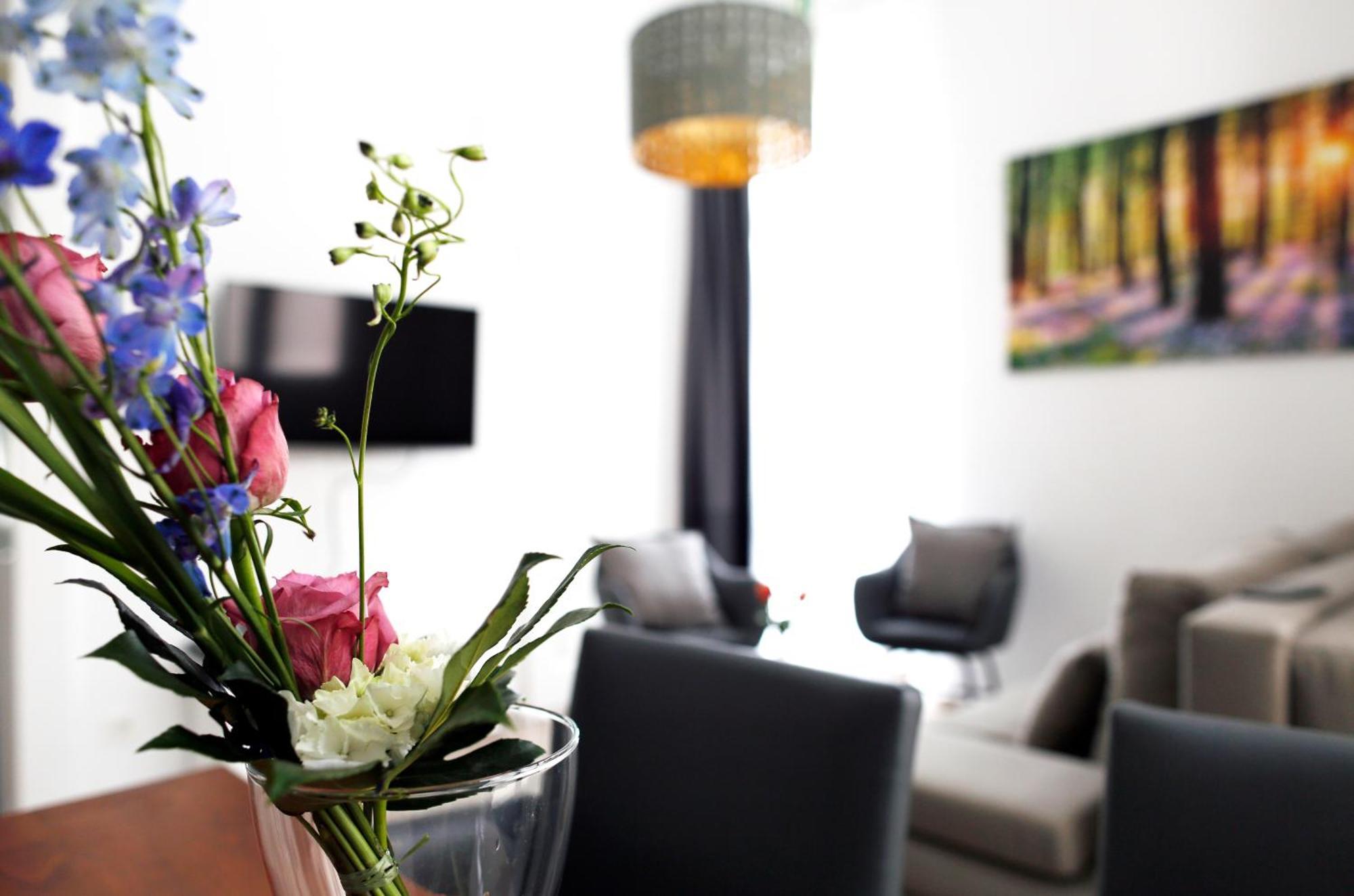 Nieb By Rockchair Apartments L Superhost Status L 3 Bedrooms Boxspringbeds 3 Bathrooms In Center "Kurfuerstendamm" - Cozy Family & Business Flair Welcomes You! เบอร์ลิน ภายนอก รูปภาพ